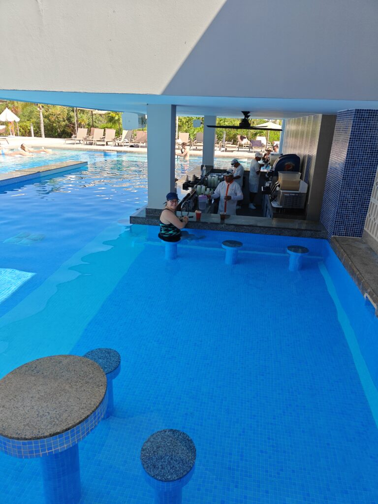 Swim-up bar Riu Latino