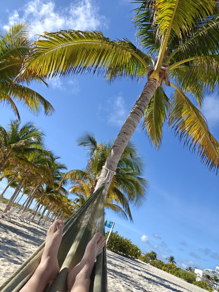 Hangmatten op het strand van Riu Latino