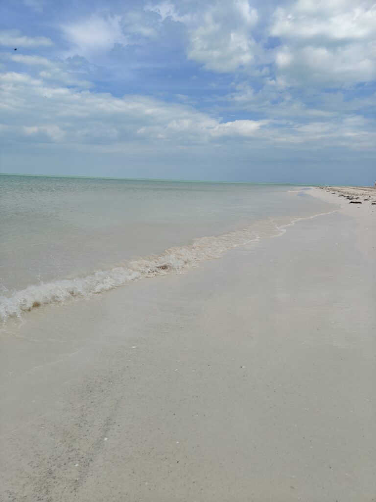 Wit strand van Punta Cocos op Holbox Mexico