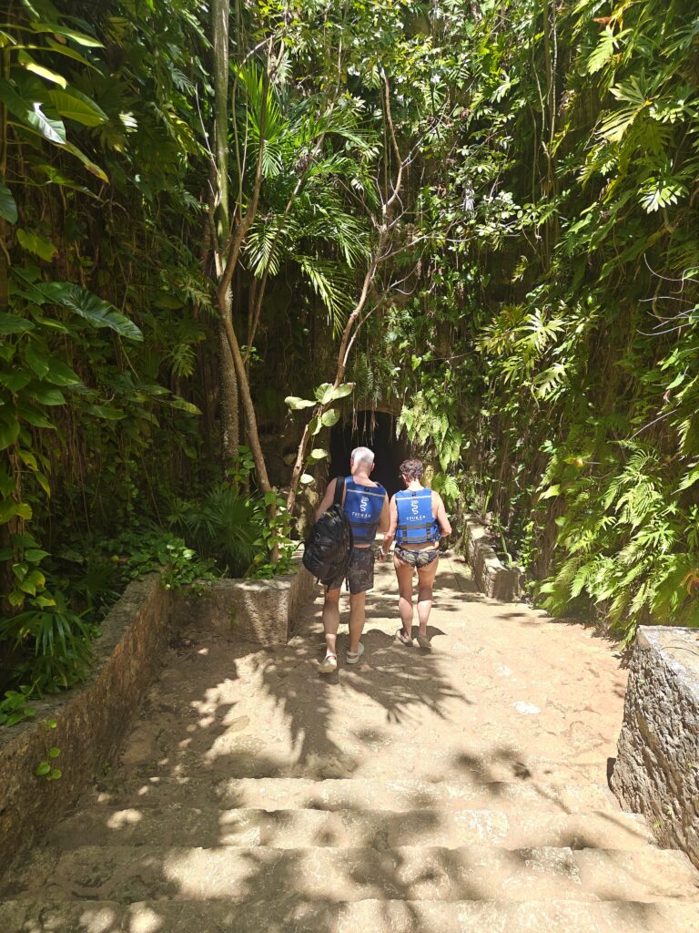 Zwemmen in een cenote tijdens onze Chichén Itzá excursie