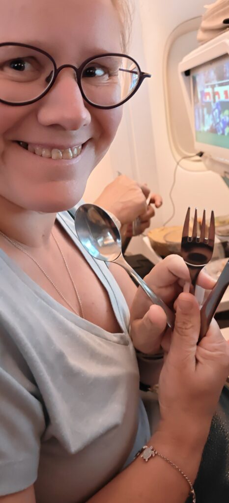 Diner aan boord van Emirates met echt bestek
