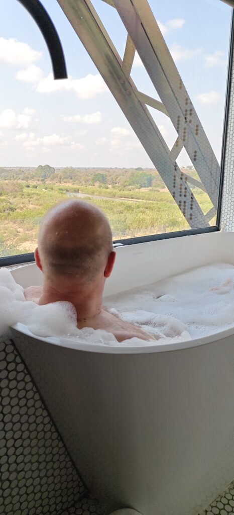 Vrijstaand bad in Kruger Shalati met uitzicht op Kruger National Park
