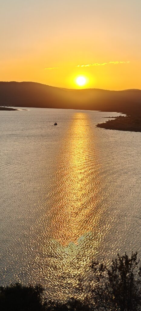 Zonsondergang boven Lake Jozini